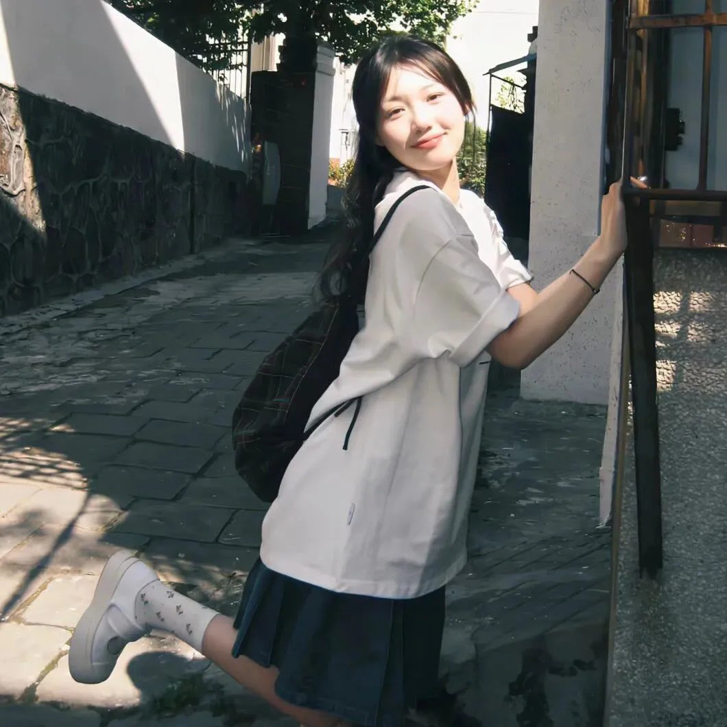 追梦的黎族女娃娃